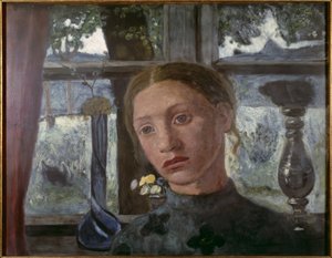 Mädchenkopf vor einem Fenster