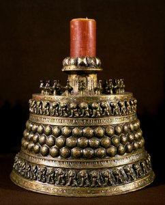Islamische Kunst: Bronzekerzenhalter mit Silbereinlagen. Persische Kunst des 12. Jahrhunderts. Kairo, Museum für Islamische Kunst