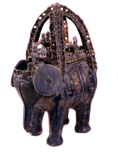Persische Kunst: Rhyton aus blauer Fayence aus der Region Gorgan im Iran. 13. Jahrhundert. Teheran, Archäologisches Museum