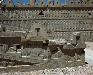 Reliefs der östlichen Treppe der Apadana, 6. Jahrhundert v. Chr. von Persian School