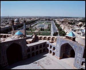 Blick über die Stadt vom königlichen Platz, der Korridor der Jameh-Moschee, rechts die Scheich-Lotfolla-Moschee, links die Ali-Qapu-Moschee von Persian School