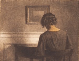 Junges Mädchen an einem halbkreisförmigen Tisch