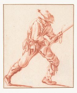 Mann lädt ein Gewehr