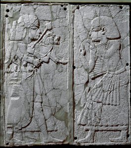 Phönizische Zivilisation: Bettverzierung mit einem Elfenbeinrelief, das einen Wächter zeigt, der dem König einen Löwen präsentiert
