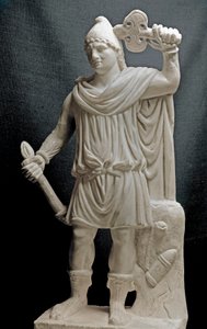 Zivilisation der Phönizier: Mithrische Gottheit mit Fackel und Doppelaxt. 2. oder 3. Jahrhundert n. Chr. Marmorskulptur. Dim. 87 cm. Paris, Louvre Museum
