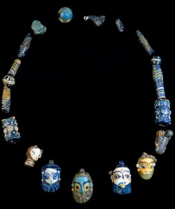 Halskette aus Glas mit Anhängern, die bärtige Köpfe darstellen, ursprünglich aus Olbia, jetzt im Nationalen Archäologischen Museum von Cagliari aufbewahrt von Phoenician Phoenician