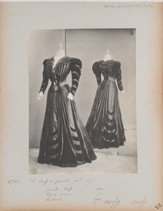 Albumseite: House of Worth, Kleid von Photographer French