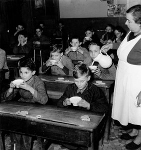 Kostenlose Milch in französischen Schulen, 8. Dezember 1954