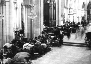 Menschen suchen Zuflucht in der Kathedrale von Caen, Juli 1944 von Photographer French