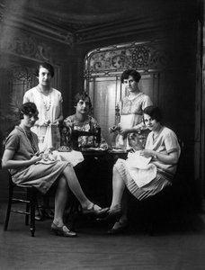 Nähwerkstatt, ca. 1920 von Photographer French