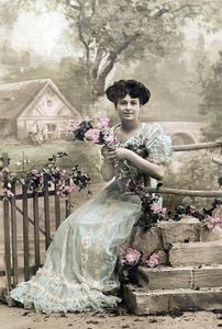 Frau mit Blumenkranz, Postkarte (um 1900)
