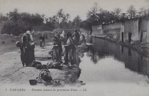 Frauen sammeln Wasser in Sidi-Okba, Algerien von Photographer French