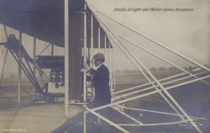Der amerikanische Flieger Orville Wright inspiziert den Motor seines Flugzeugs von Photographer German