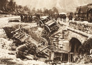 Ein italienischer Munitionskonvoi auf einer Versorgungsroute in der Nähe von Udine unter deutschem Artilleriefeuer (s/w Foto)