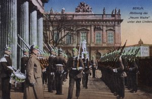 Wachwechsel an der Neuen Wache, Unter den Linden, Berlin, Deutschland von Photographer German