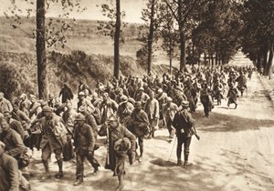 Französische Gefangene auf der Straße zwischen Soissons und Fismes während der Schlacht an der Aisne von Photographer German