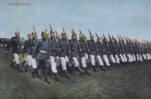 Deutsche Infanteriesoldaten marschieren auf Parade von Photographer German