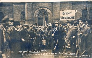 Deutsche Zivilisten und Soldaten in Berlin, November 1918 (s/w Foto) von Photographer German