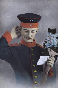 Deutscher Soldat hält einen Zettel und einen Blumenstrauß von Photographer German
