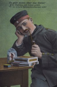Deutscher Soldat, der seine Pfeife raucht (Farbfoto)