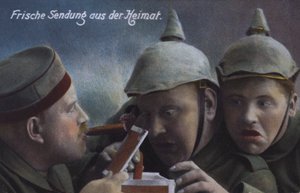 Deutsche Soldaten erhalten ein Paket Zigarren von zu Hause