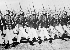 Deutsche Truppen paradieren im Stechschritt vor dem Kaiser, 28. August 1911 von Photographer German