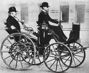 Gottlieb Daimler, mit seinem Sohn fahrend, im ersten Automobil