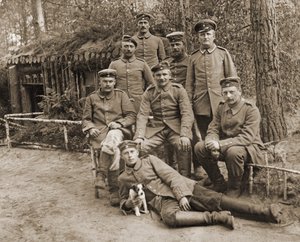 Gruppe deutscher Soldaten mit einem Hund von Photographer German