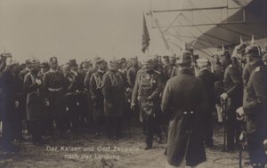 Kaiser Wilhelm II. und der deutsche Luftschiffkonstrukteur Graf Ferdinand von Zeppelin nach der Landung eines Zeppelins