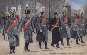 Kaiser Wilhelm II. von Deutschland und seine sechs Söhne in Militäruniform (farbiges Foto)