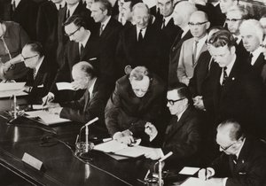 Am 3. Juni 1972 unterzeichneten die Außenminister der Vier Mächte das Schlussprotokoll zum Viermächte-Abkommen über West-Berlin im Gebäude des ehemaligen Alliierten Kontrollrats im amerikanischen Sektor von West-Berlin (s/w Foto) von Photographer German