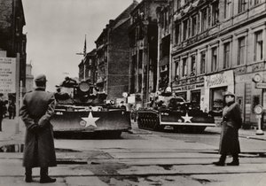 Besonders schwere Provokationen wurden zwischen dem 24. und 28. Oktober 1961 gestartet, als schwer bewaffnete US-Soldaten, unterstützt von Panzern, wiederholt die Staatsgrenze der Deutschen Demokratischen Republik verletzten (s/w Foto) von Photographer German