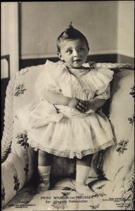 Prinz Wilhelm von Preußen in einem Sessel von Photographer German