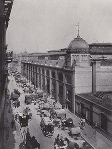 Vor der Zentralmarkthalle am Alexanderplatz
