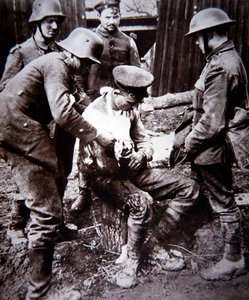 Erster Weltkrieg: Deutscher Sanitäter versorgt einen verwundeten britischen Soldaten an der Westfront