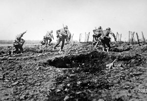 Deutsche Sturmtruppen im Ersten Weltkrieg rücken bei Sedan mit Granatensäcken um den Hals vor, Westfront von Photographer German