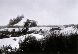 Deutsche Sturmtruppen des Ersten Weltkriegs mit Flammenwerfer, unterstützt von einem erbeuteten britischen Mark IV Panzer von Photographer German