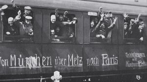 Deutsche Truppen des Ersten Weltkriegs fahren in einem Eisenbahnwagen mit der Aufschrift 