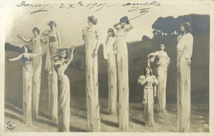 Frauen auf Stelzen als Spargel verkleidet von Photographer German