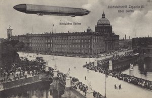 Zeppelin LZ III fliegt über das Stadtschloss, Berlin von Photographer German