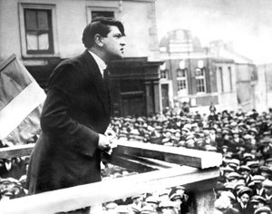 Letztes Foto des irischen Politikers Michael Collins, während seiner Rede vor dem Skibereen-Komitee, März 1922 (s/w Foto)