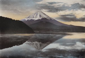 Japan, ca. 1912: Berg Fuji vom Shoji-See von Photographer Japanese