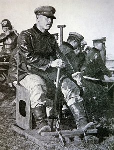 Japanische Piloten in der Grundausbildung, mit Holzjoystick, Ruderpedal und Gashebel