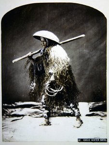 Japanischer Träger in seiner Winterkleidung, um 1900 von Photographer Japanese