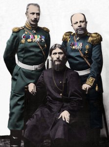Grigory Rasputin mit Hauptmann von Lohman und Prinz Oberst Putyatin. (Von links nach rechts: Prinz Mikhail Putyatin, Grigory Rasputin und Oberst D. Loman)