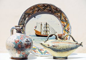 Artefakte im Museum für Vietrisi-Keramik, Vietri sul Mare, Kampanien, Italien