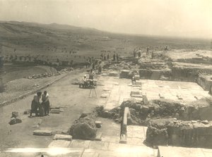 Blick auf die Ausgrabungen des Palastes von Phaistos, italienische archäologische Mission unter der Leitung von Luigi Pernier und Federico Halbherr, Kreta, Griechenland von Blaise Nicolas Le Sueur