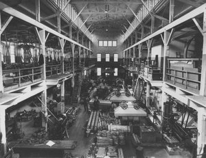 Innenansicht der neuen Maschinenwerkstatt im Hagley Yard, 1905 von Pierre A. Gentieu