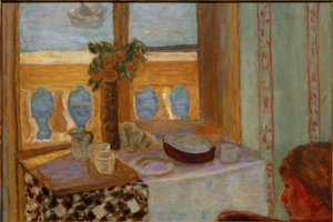 Interieur mit Balkon / Helles Interieur / Frau am Fenster / Offenes Fenster zum Meer (Antibes)