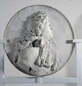 Flachrelief, das Ludwig XIV. (1638-1715) im Medaillon darstellt (Marmor)